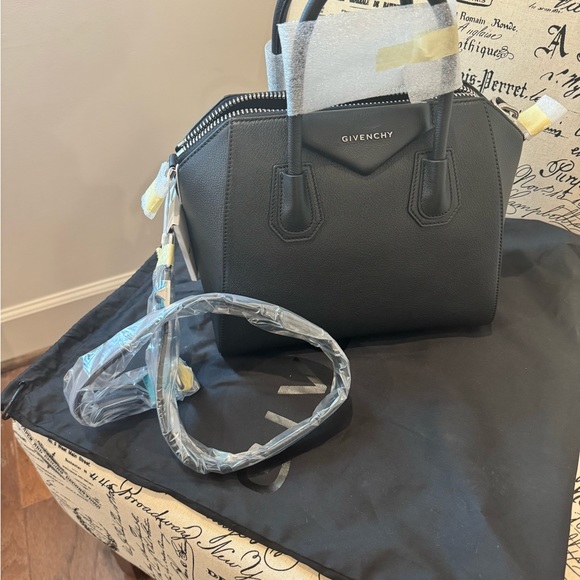 Small Antigona bag in full grained leather - Picture 8 of 13